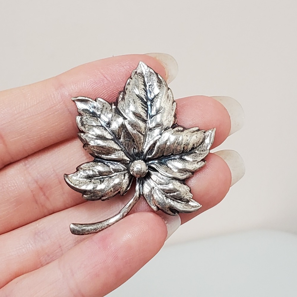 Beau Vintage Sterling Silver Maple Leaf Brooch Pin 925